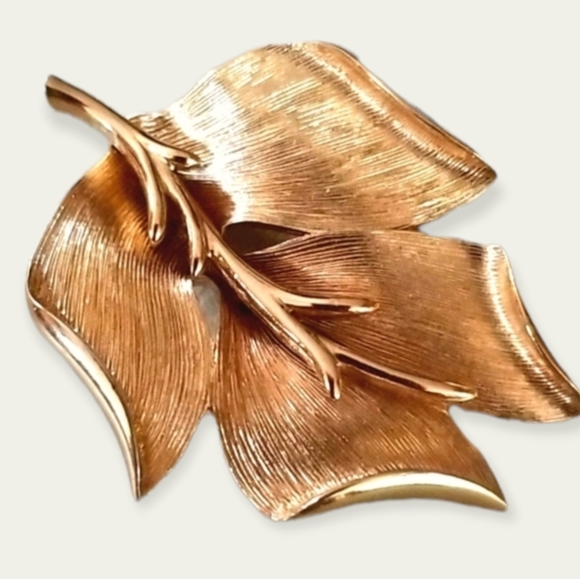 Vintage Signed MONET Brushed Goldtone Leaf Brooch - Picture 3 of 15
